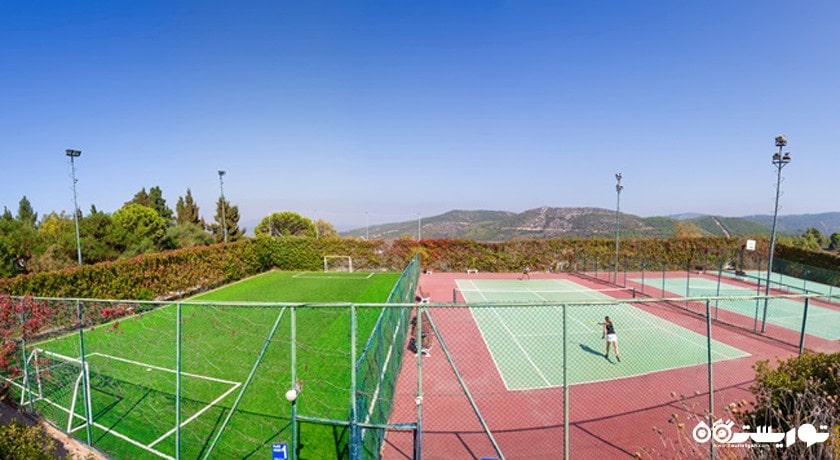 زمین فوتبال و تنیس اختصاصی هتل